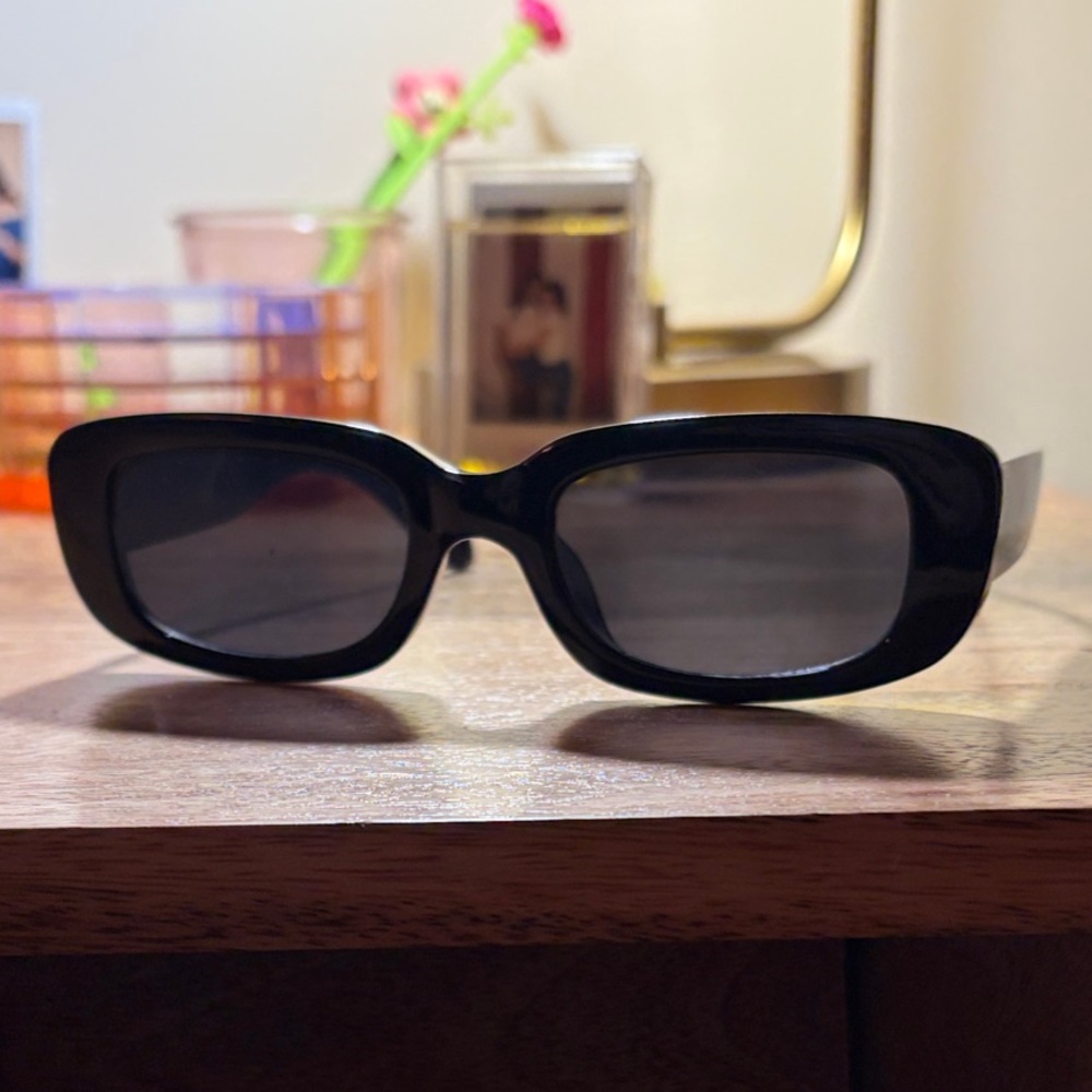 Black Rectangular Sunglasses - Picture 3 of 3